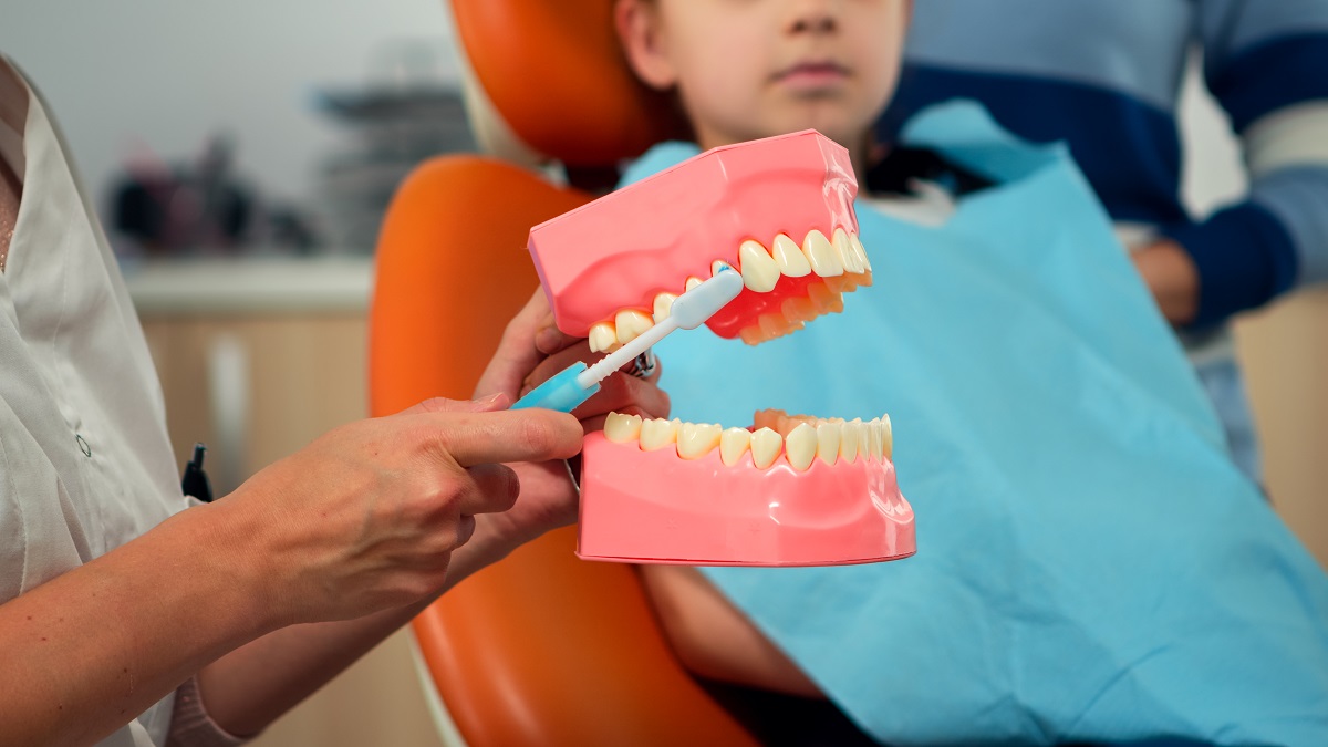 Se debe asistir al odontólogo desde que el bebé tiene sus primeros dientes. (freepik.es)