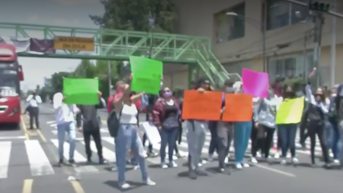 Aspirantes a nivel superior del IPN bloquean calles