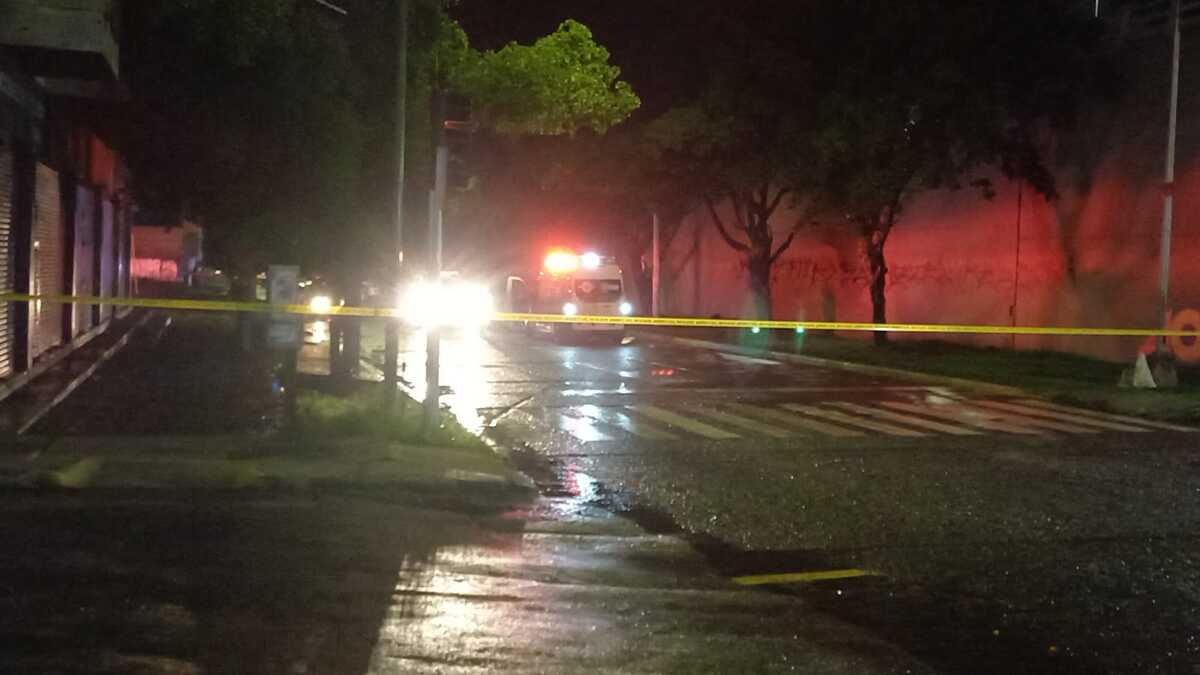 Autoridades resguardan lugar donde asesinaron a un hombre en Guadalajara (Vicente Torres Alfaro)