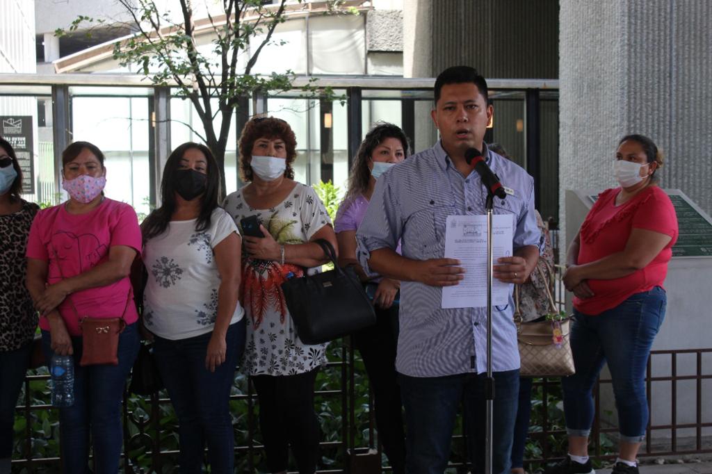 Los ciudadanos y el legislador panista entregaron un oficio dirigido al director de Agua y Drenaje de Monterrey, Juan Ignacio Barragán.
