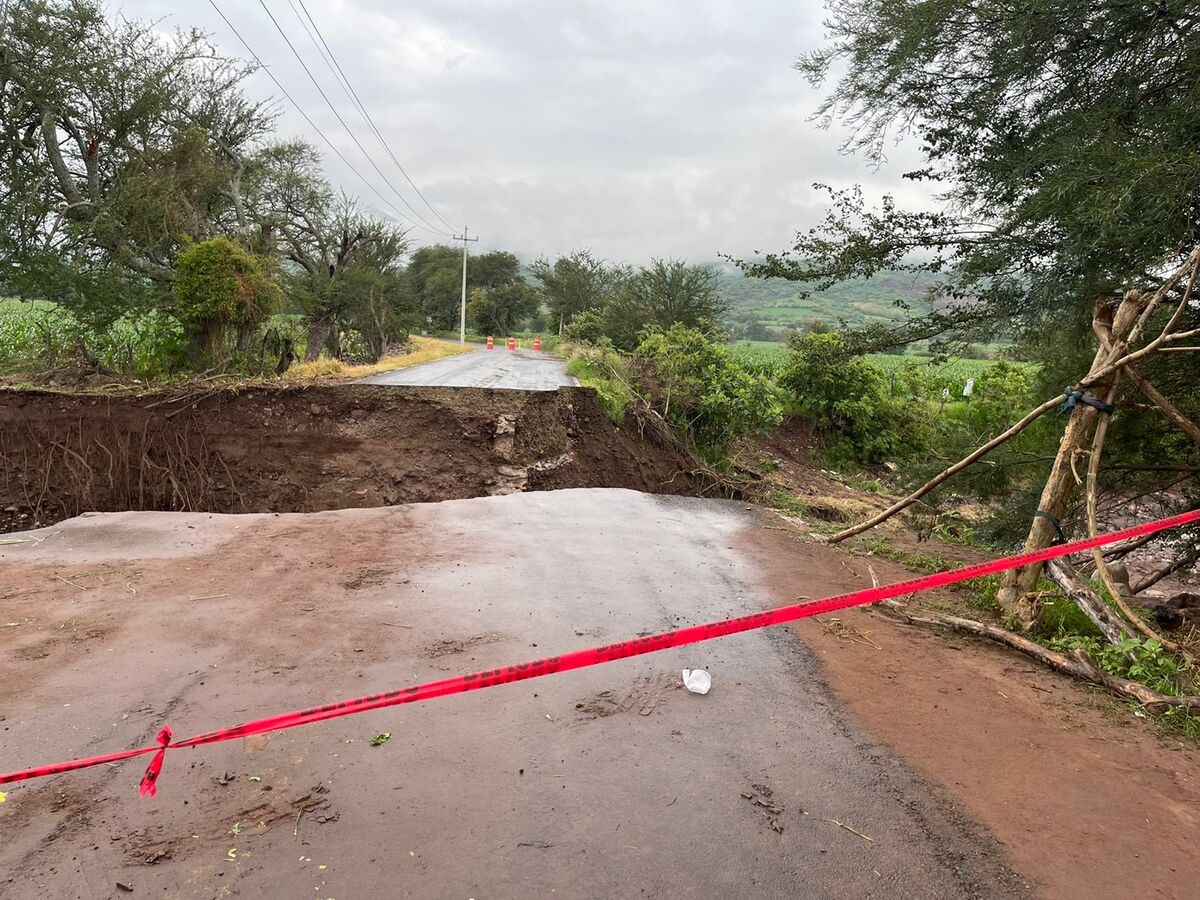 Hay daño a infraestructura pública por el colapso del Puente el Cocolisco. (Karla Rodríguez)