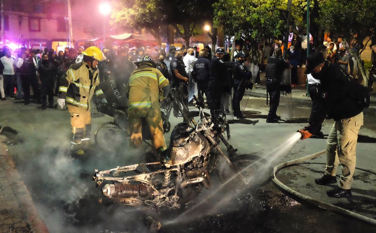 En la manifestación incendiaron 5 motopatrullas. | Especial.