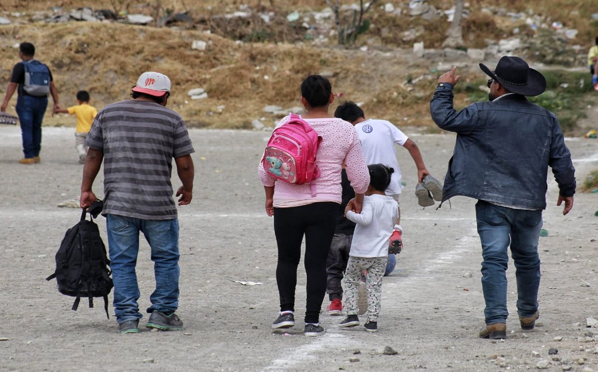 Familias caminan en una colonia sin servicios al norte de Puebla | Andrés Lobato