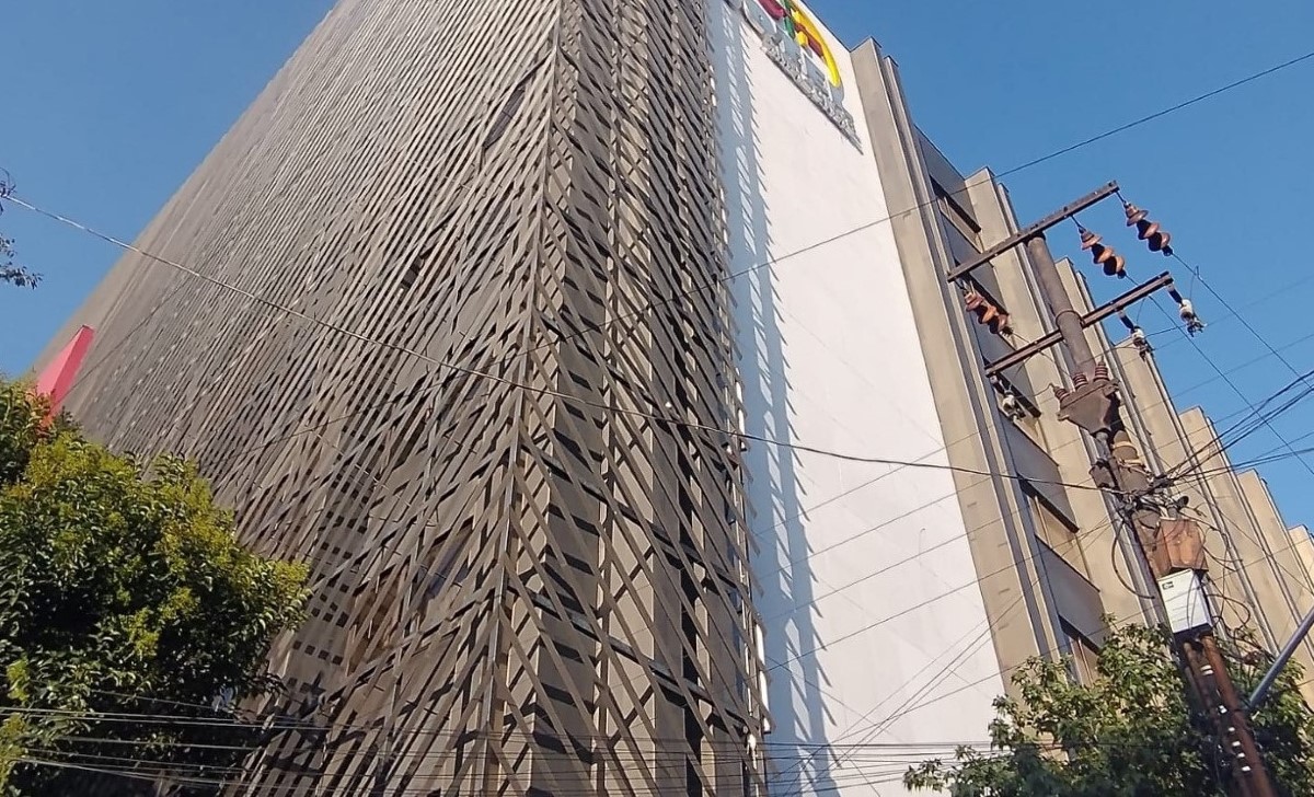 El hombre intentó saltar desde el cuarto piso del hotel. | Carlos Tejeda