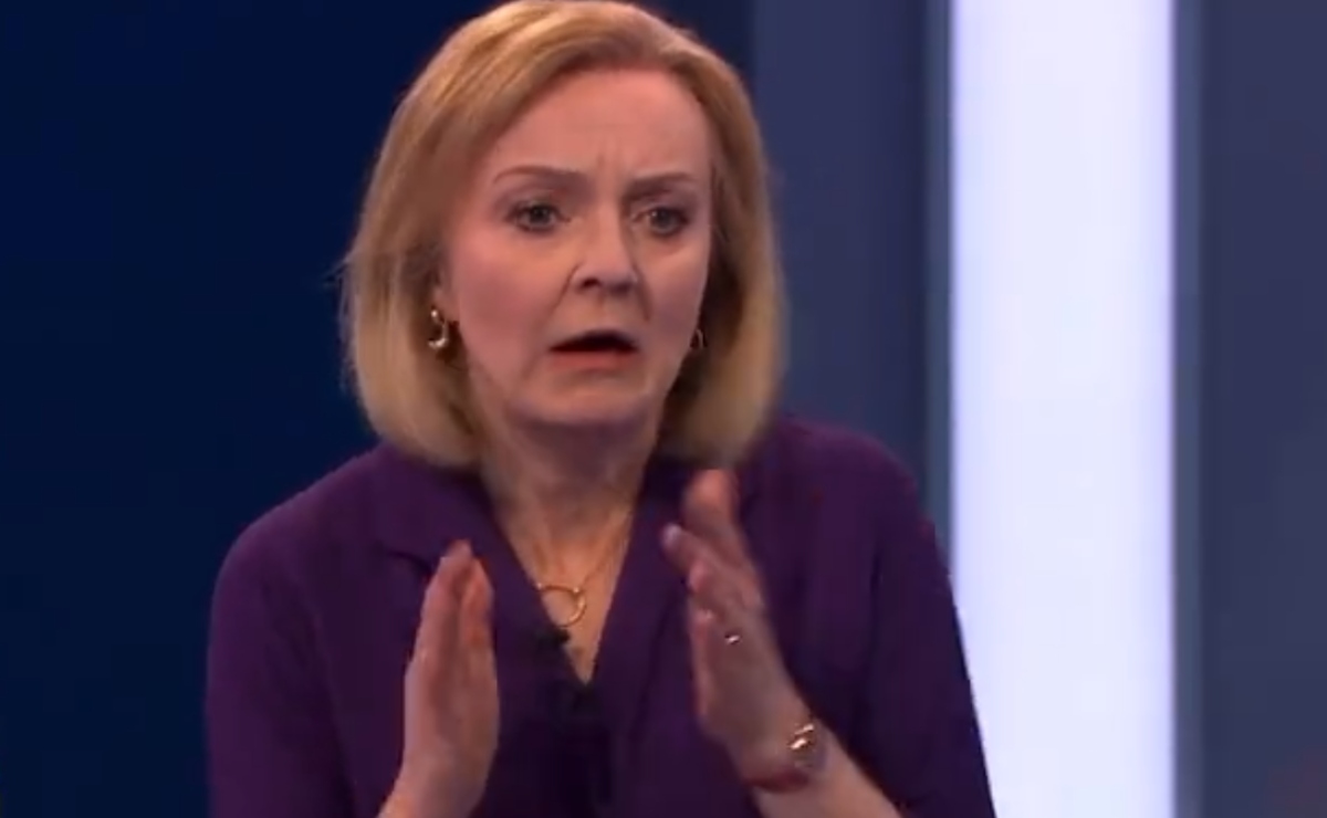 Liz Truss reaccionó asustada tras el desmayo en pleno estudio. | Captura video TalkTV