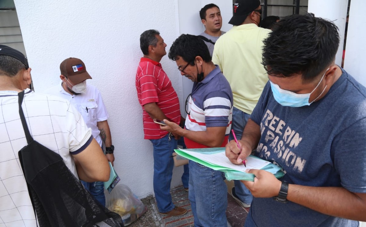 Obreros de diversas especialidades tratan de colocarse en proyectos nacionales. | Foto: Yazmín Sánchez