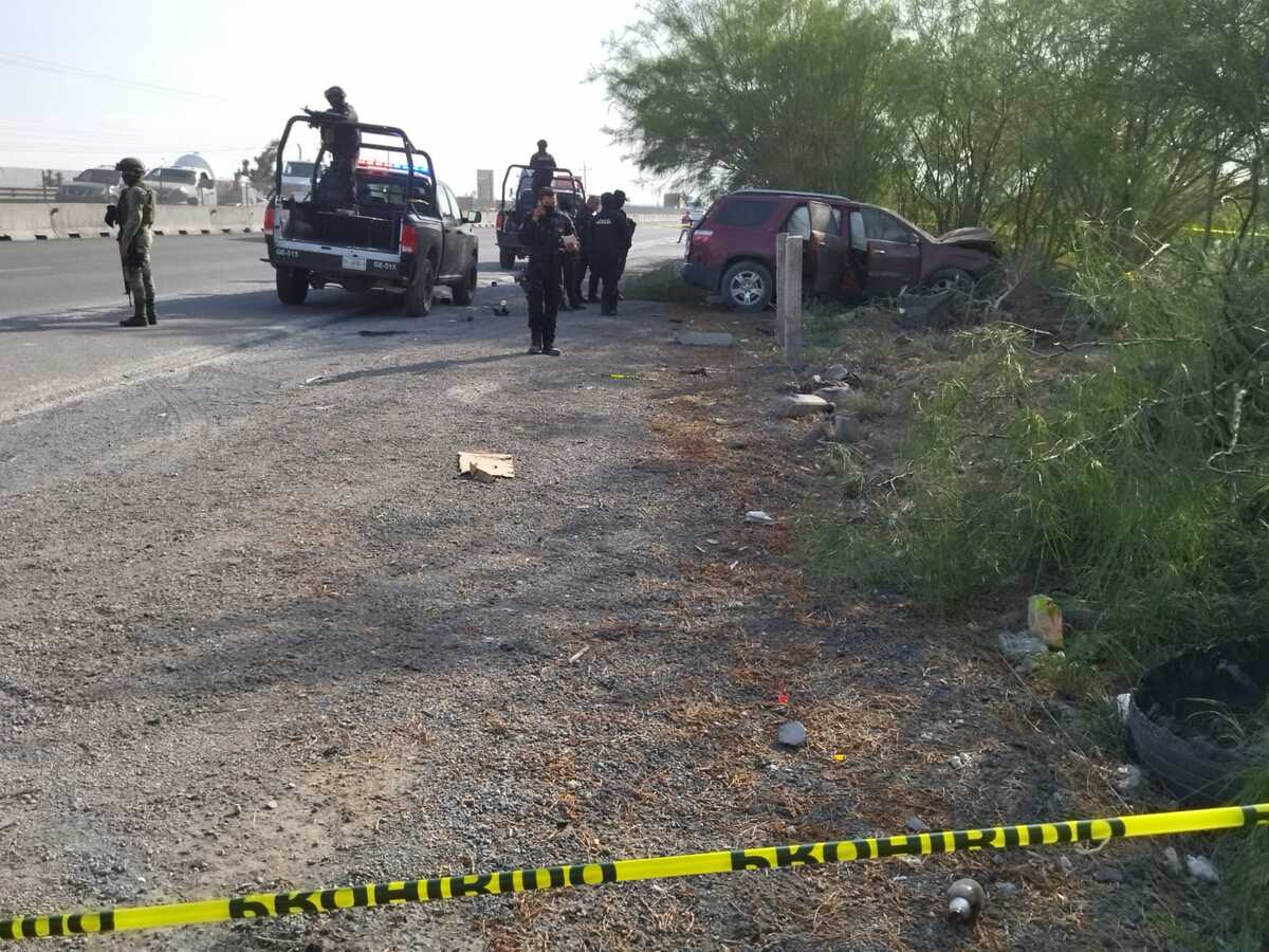 Los policías detuvieron a cuatro hombres y dos mujeres, quienes solo presentaron algunos golpes por la volcadura.