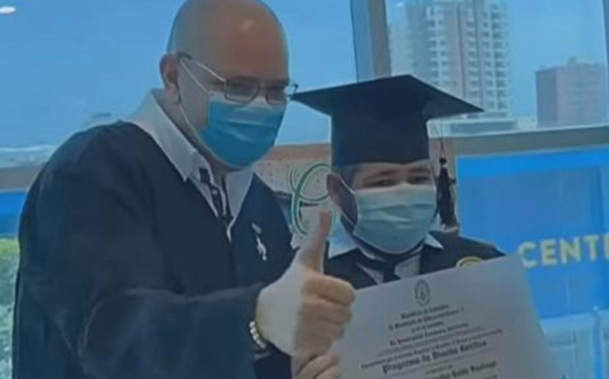 Rector de Universidad tiene noble gesto con estudiante con cáncer: lleva su título hasta el hospital | ESPECIAL