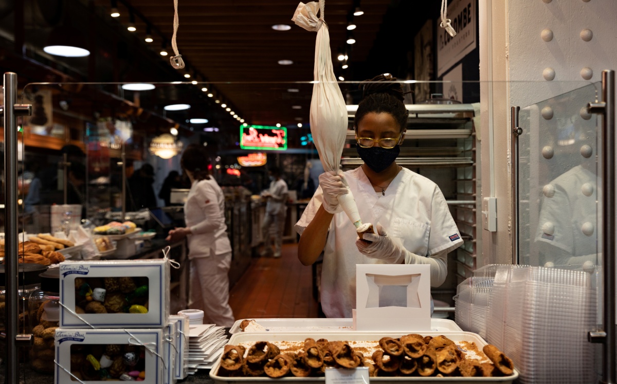 Los servicios de preparación de alimentos y bebidas registran el mayor aumento estimado de empleos, dice Inegi. Foto: (Reuters)