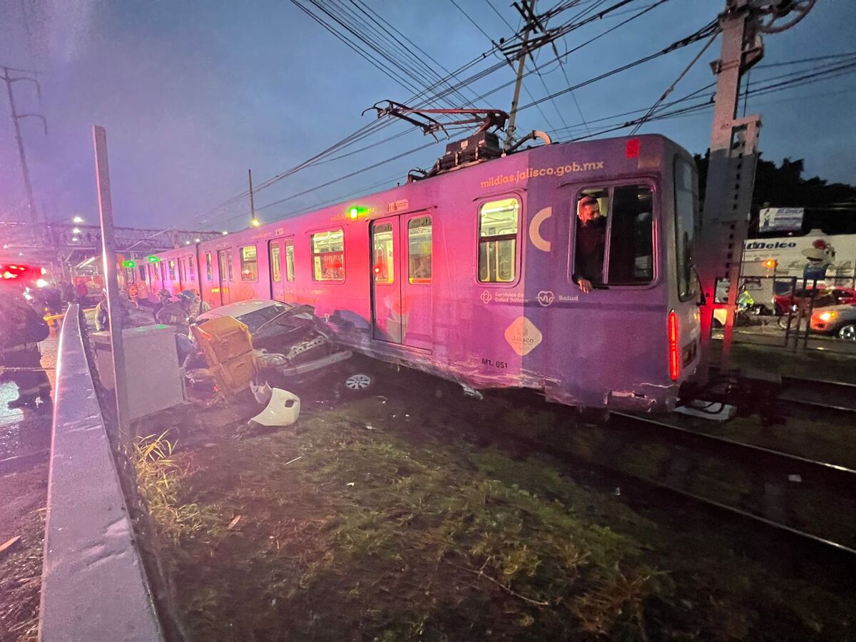 Tren ligero choca con auto en Tlaquepaque (Pablo Núñez)