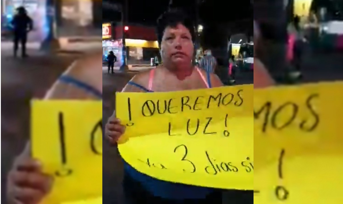 Bloquean calles en Monterrey por falta de luz. Foto: Especial