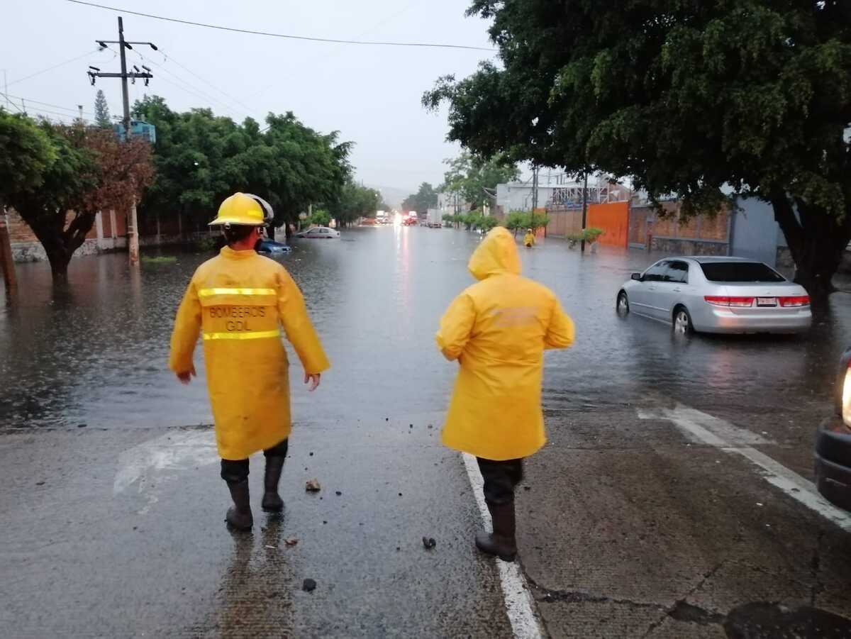 Bomberos acuden a Calle 22 y calzada Lázaro Cárdenas por inundación (Cortesía)