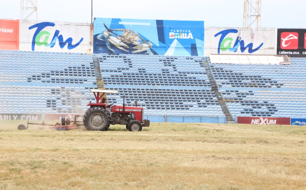 La cancha del Estadio Tamaulipas luce en malas condiciones tras tres meses inactiva. | Foto: Yazmín Sánchez