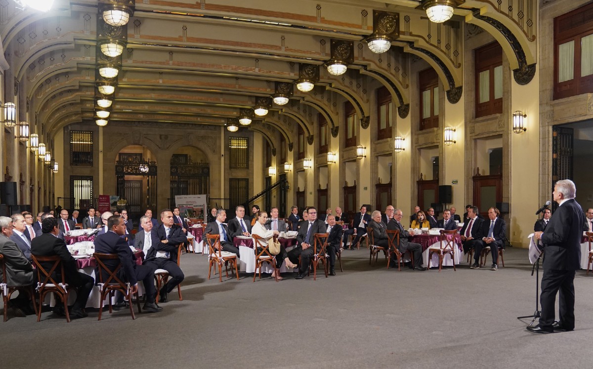 En cena, AMLO llama a empresarios a participar en sorteo de Lotenal del 15 de septiembre. | Twitter