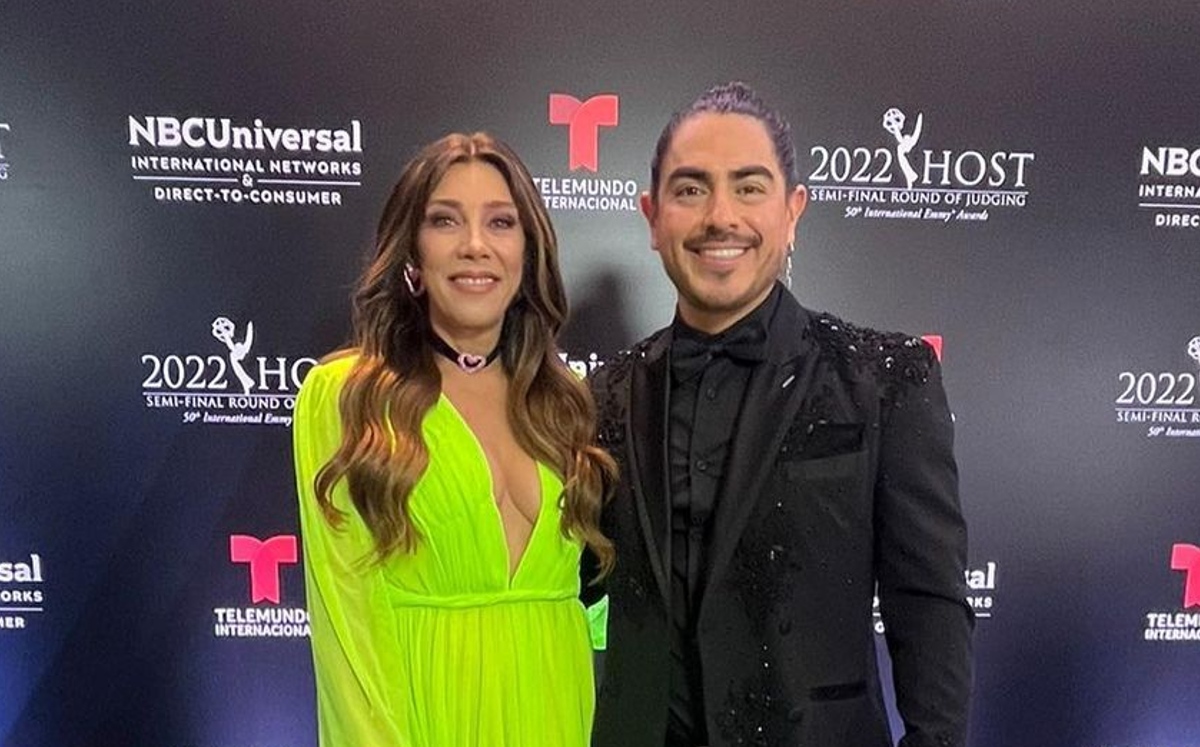 Cynthia Klitbo posa junto a 'El Rey Grupero' en alfombra roja (Instagram).