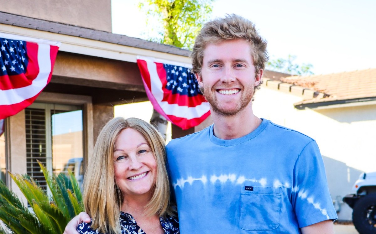El joven y su madre. (Mercedes Berg)