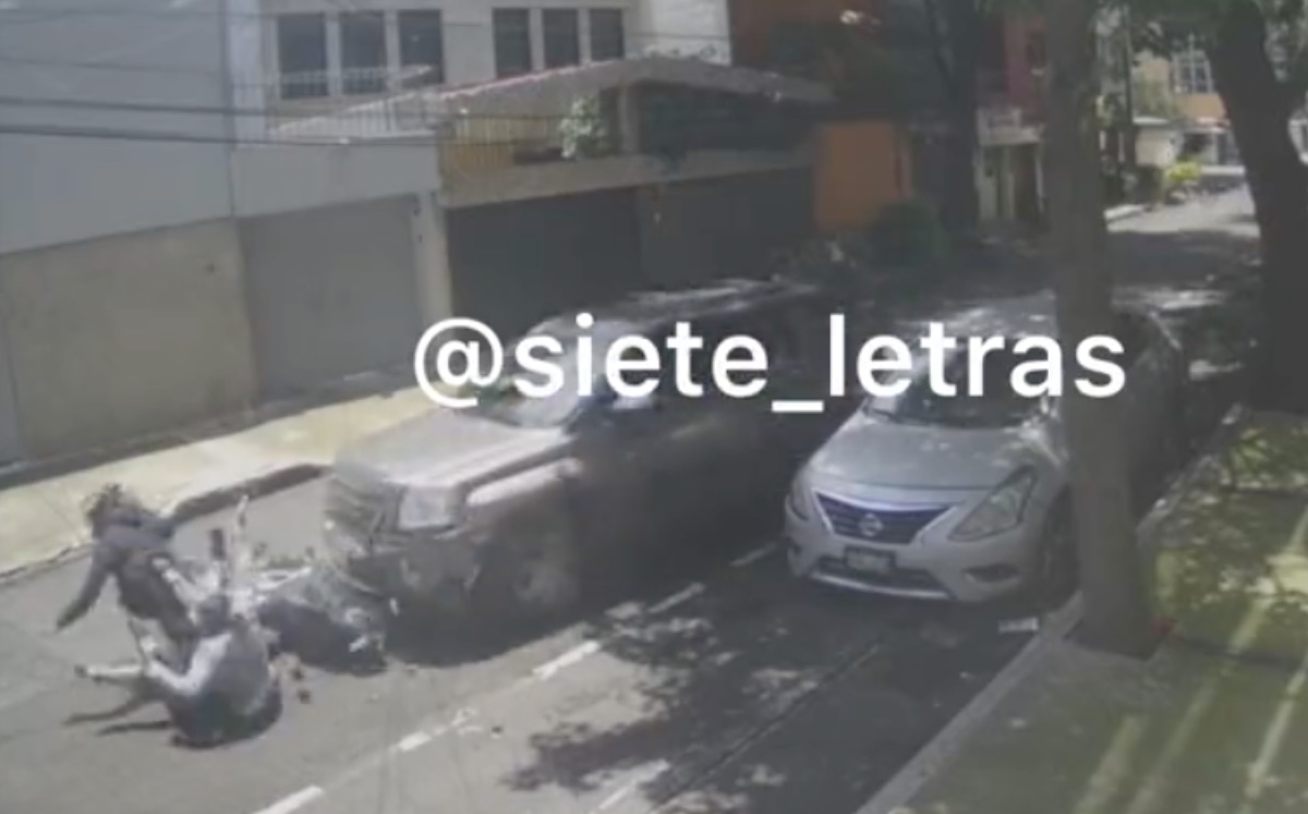 El momento en el que el hombre atropelló a los presunots ladrones. (Especial)