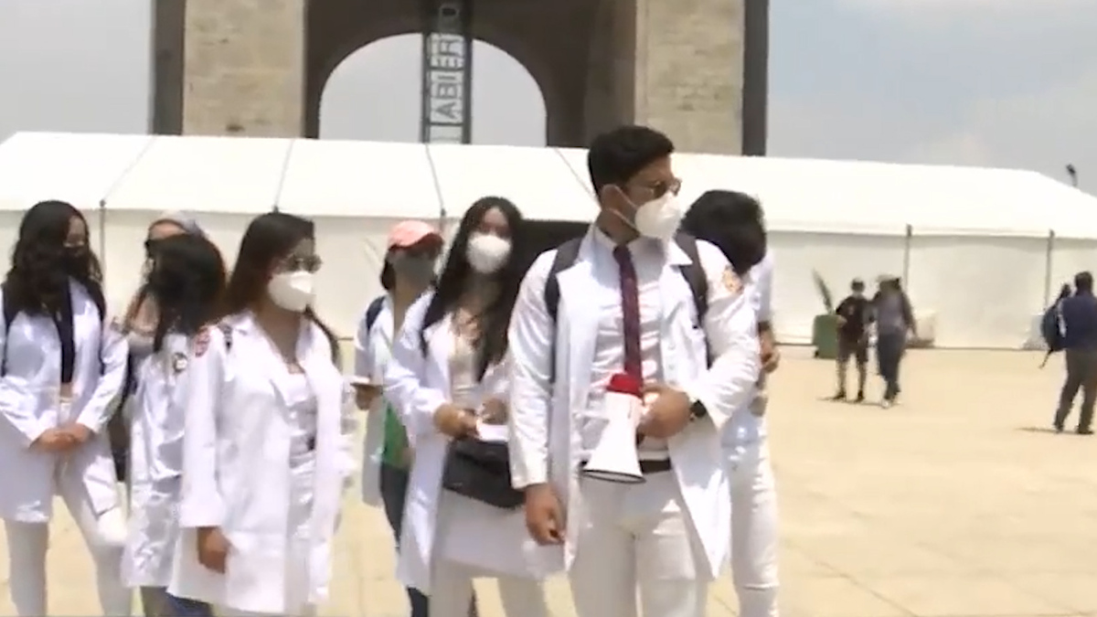 Estudiantes de medicina marchan en la CdMx y exigen un servicio social seguro
