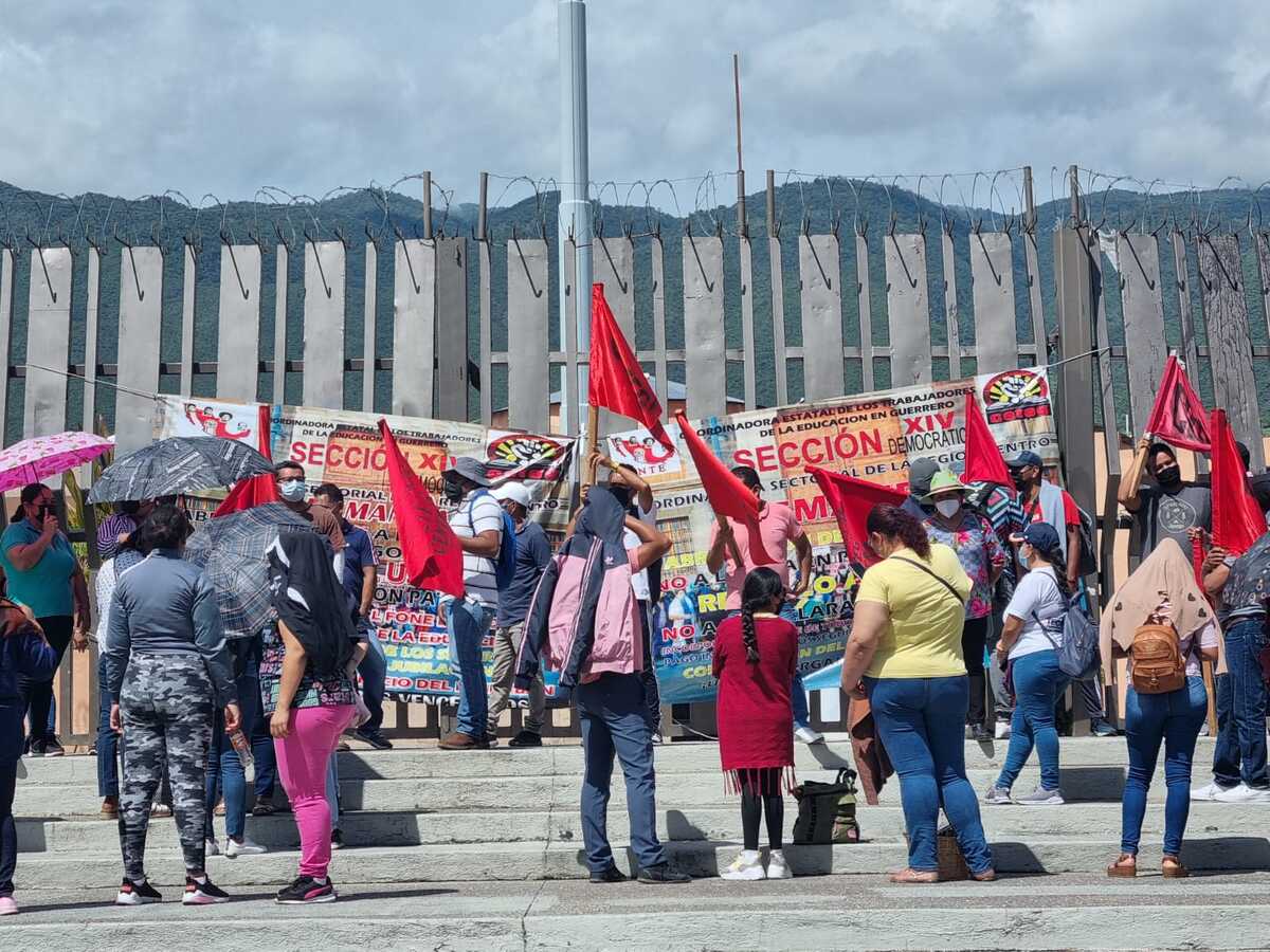 Exigen ser atendidos por autoridades de la Secretaría de Educación de Guerrero. (Rogelio Agustín)