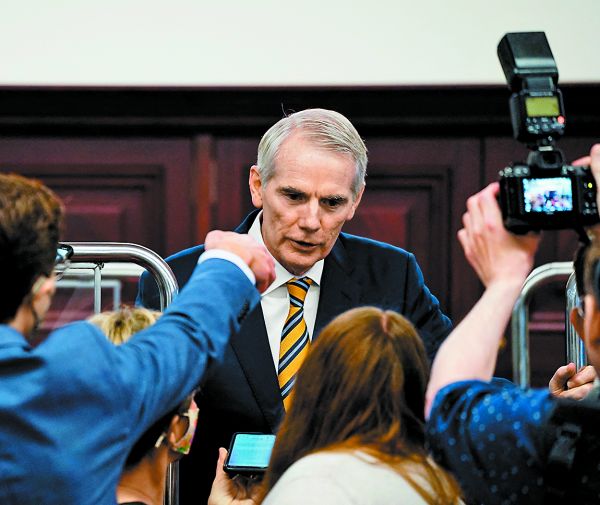 El legislador conversa con periodistas en el Capitolio. Elizabeth Frantz/Reuters