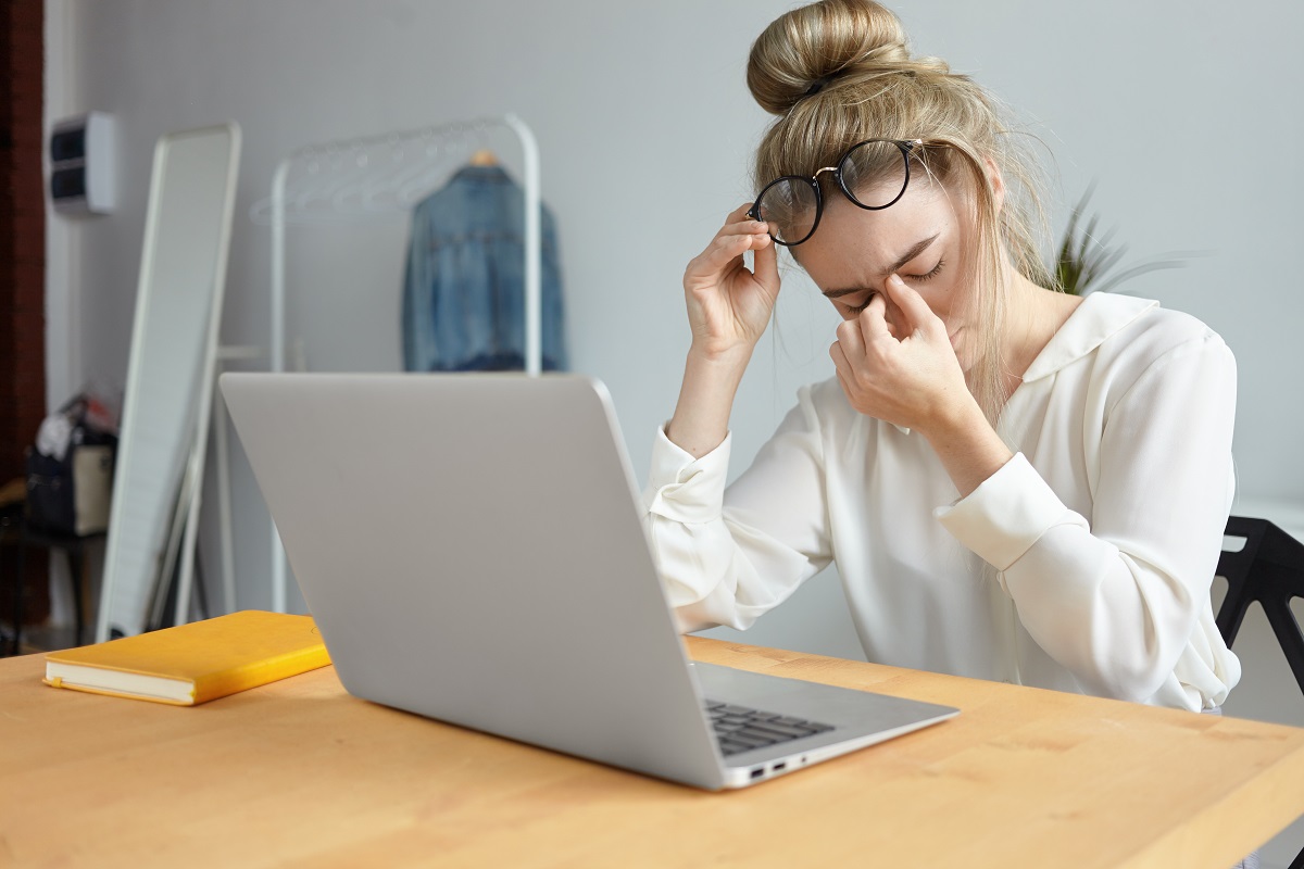 La precariedad de trabajo y la falta de sueldos competitivos causa frustración en los jóvenes. (freepik.es)