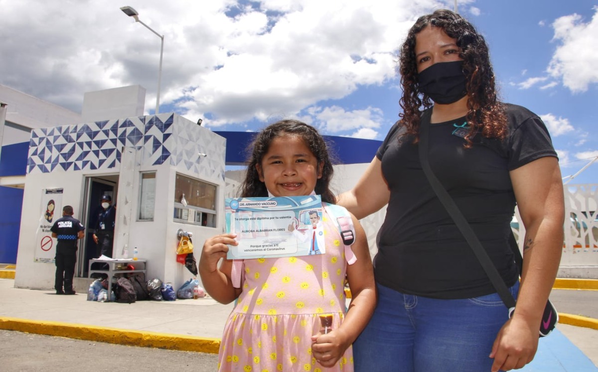 La señora María de Jesús con el diploma que le dio a su hija por acudir a vacunarse | Melanie Torres