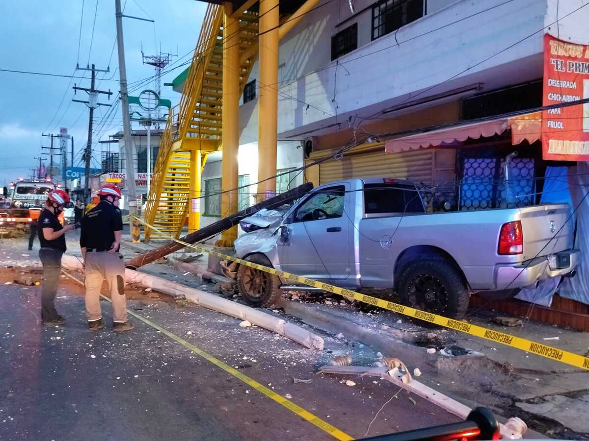 Mientras la unidad móvil quedó destruida y la infraestructura derribada, el conductor no requirió hospitalización. Foto: Agustín Martínez
