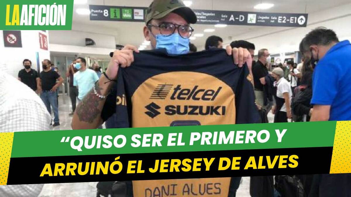 Aficionado arruina su jersey de Pumas tras fichaje de Dani Alves