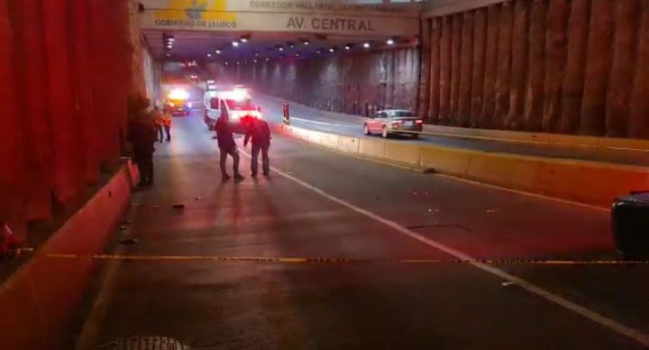 Autoridades resguardan sitio donde mujer fue atropellada en  avenida Vallarta (Vicente Torres Alfaro)