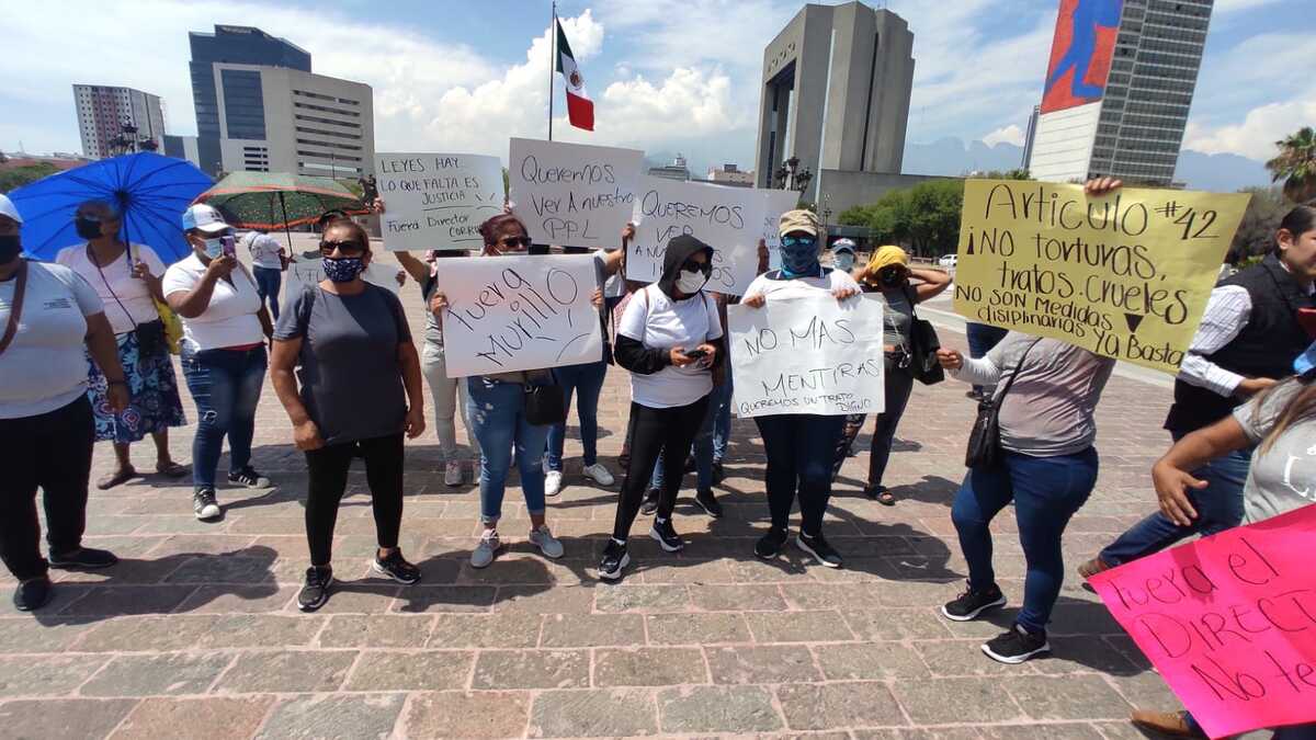Decenas de familiares acudieron al Palacio de Gobierno la tarde de este jueves para manifestar que no saben nada de sus internos. Foto: Orlando Maldon