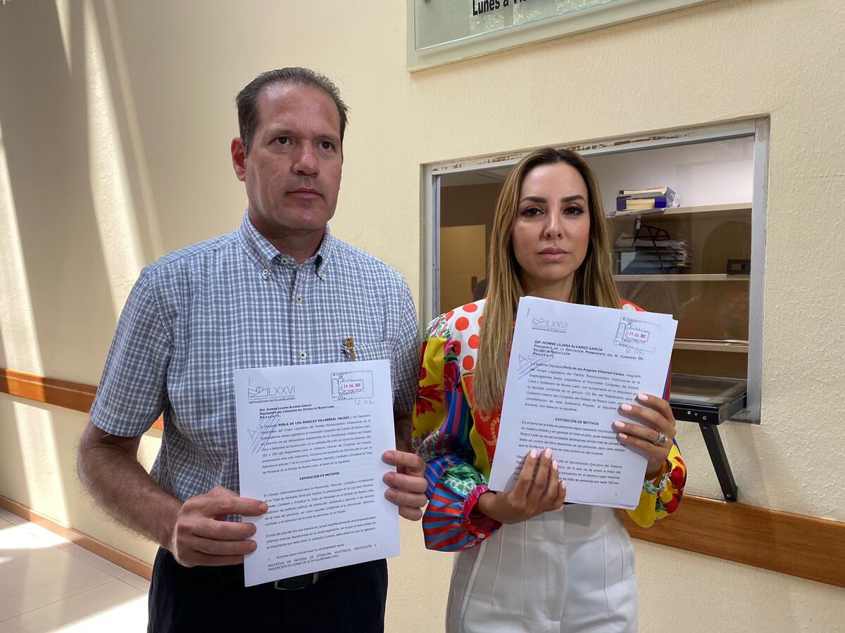 La diputada local del PRI, Perla Villarreal Valdez con el Dr. Jesús Rubio, catedrático del Tecnológico de Monterrey. Foto: Kevin Recio.