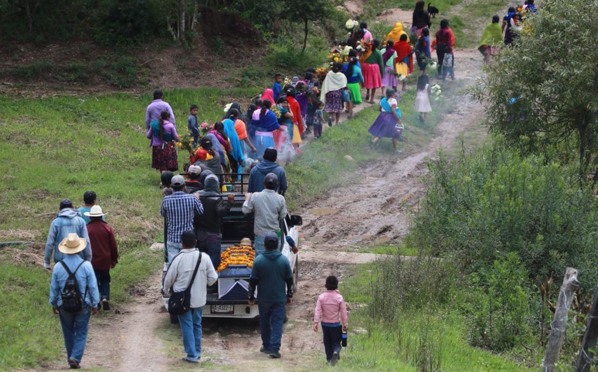 Los integrantes de la comunidad acompañaron la carroza con el cuerpo. (Ariel Ojeda)