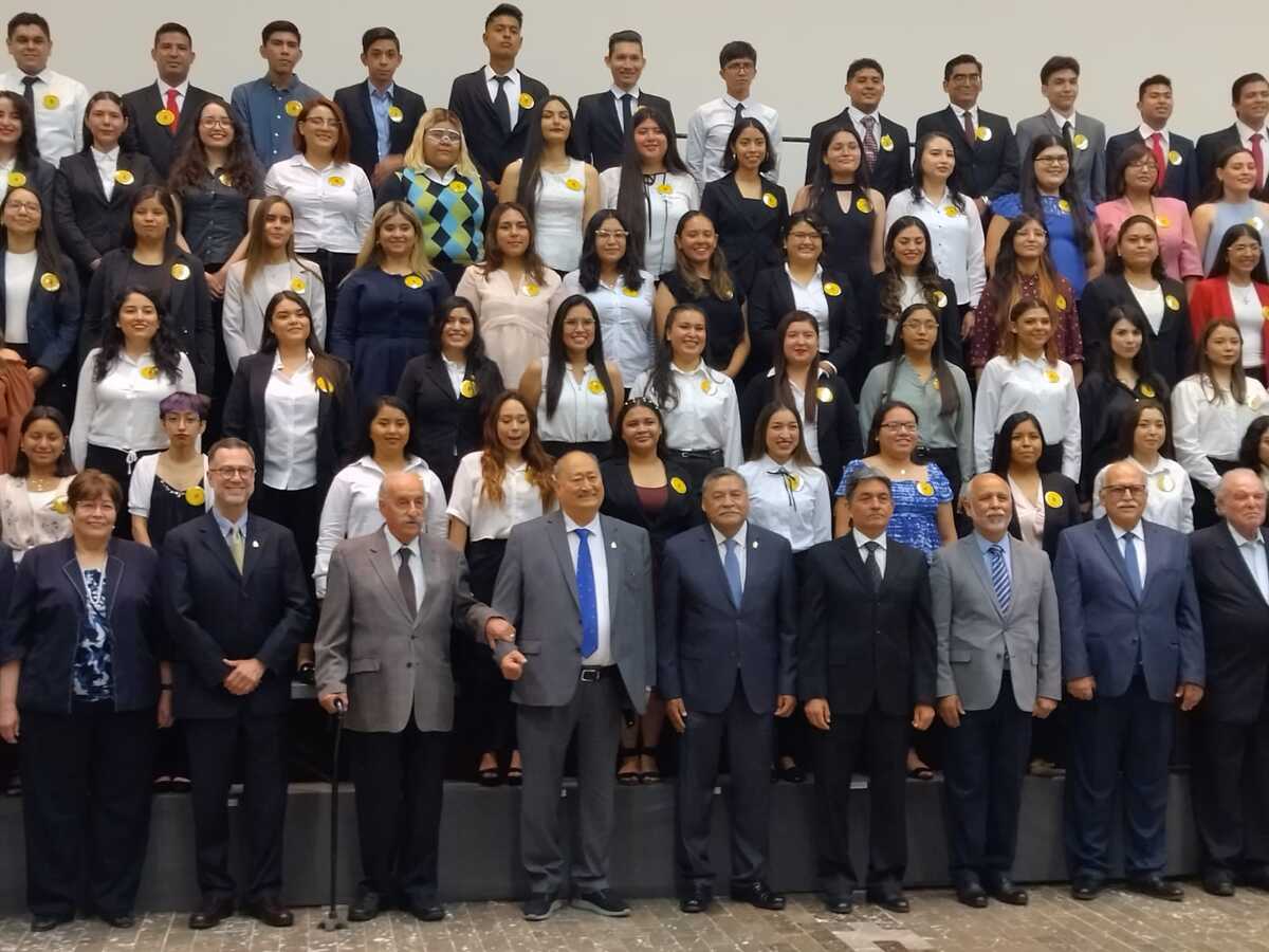 Los jóvenes, de todas las facultades, recibieron sus reconocimientos con sonrisas en los rostros. Foto: Roberto Alanis