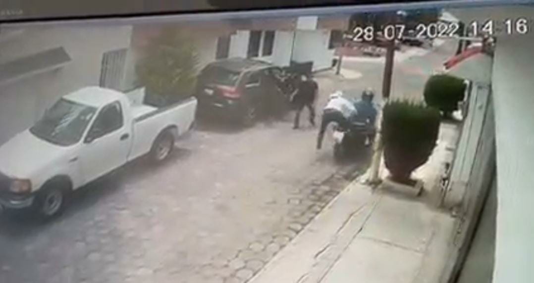 El sujeto retenido que se encontraba excesivamente golpeado fue detenido por agentes de la policía municipal de Pachuca (Especial)