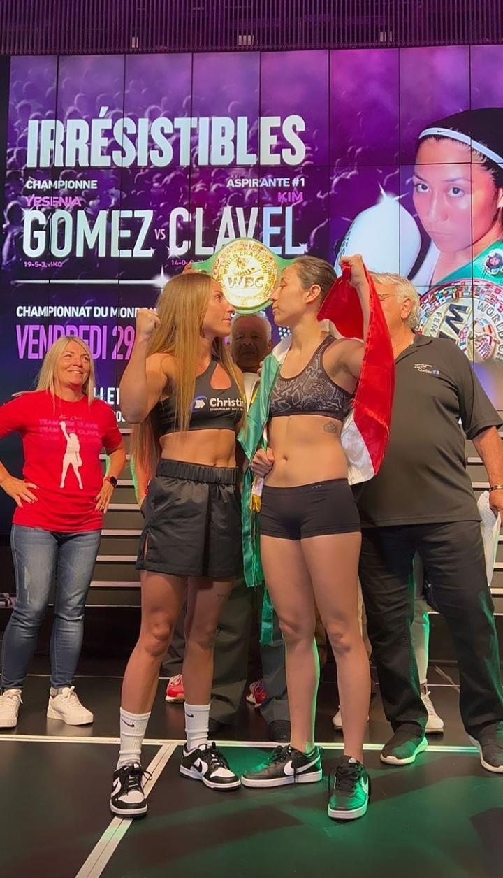 Yesenia Gomez y Kim Clavel hoy en la ceremonia de pesaje (Cancun Boxing)
