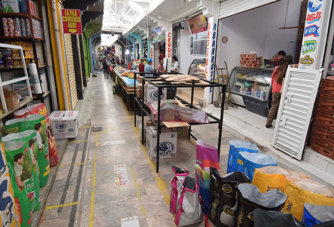 El agua de la zona alta del municipio hace días llegó hasta el tianguis. (Francisco Villeda)