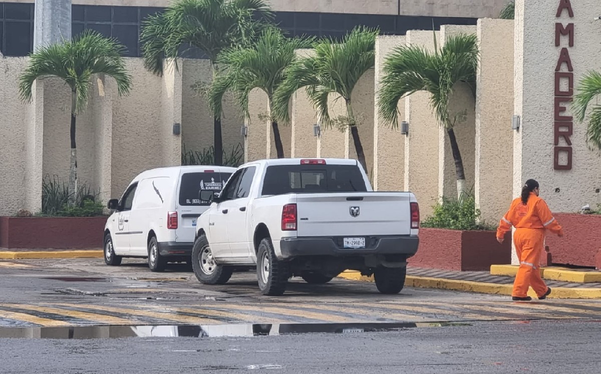 Camioneta de funeraria ingresa a refinería Madero.