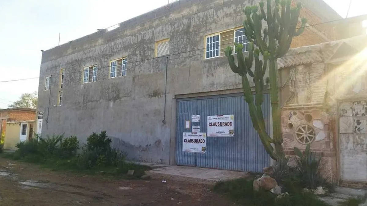 Clausuran y soldan puertas de albergue