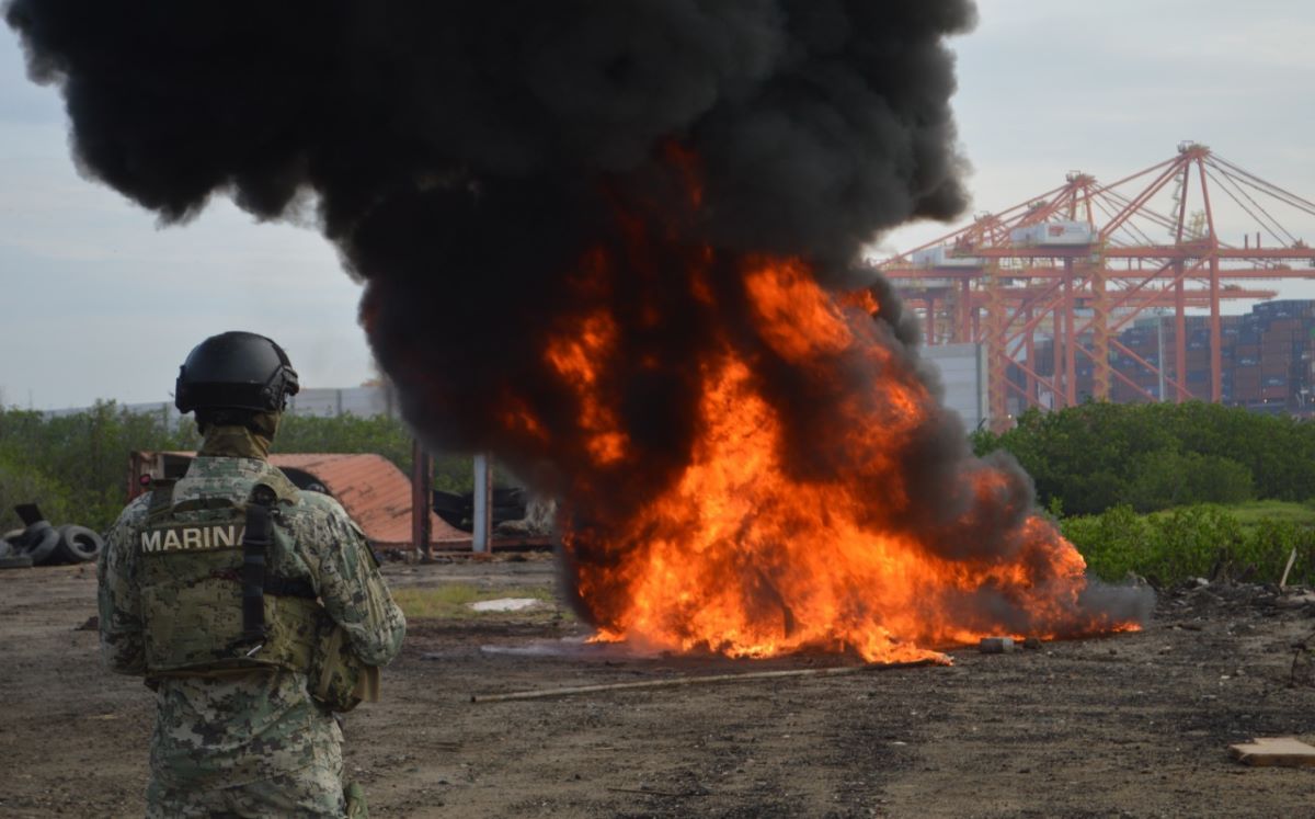 En Colima la Marina y FGR incineran clorhidrato de cocaína. | Especial