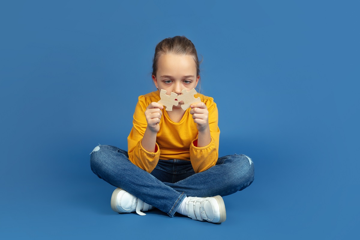 Se puede detectar antes de los 12 meses, pero muchos padres comienzan a identificar las señales a los tres años. (freepik.es)