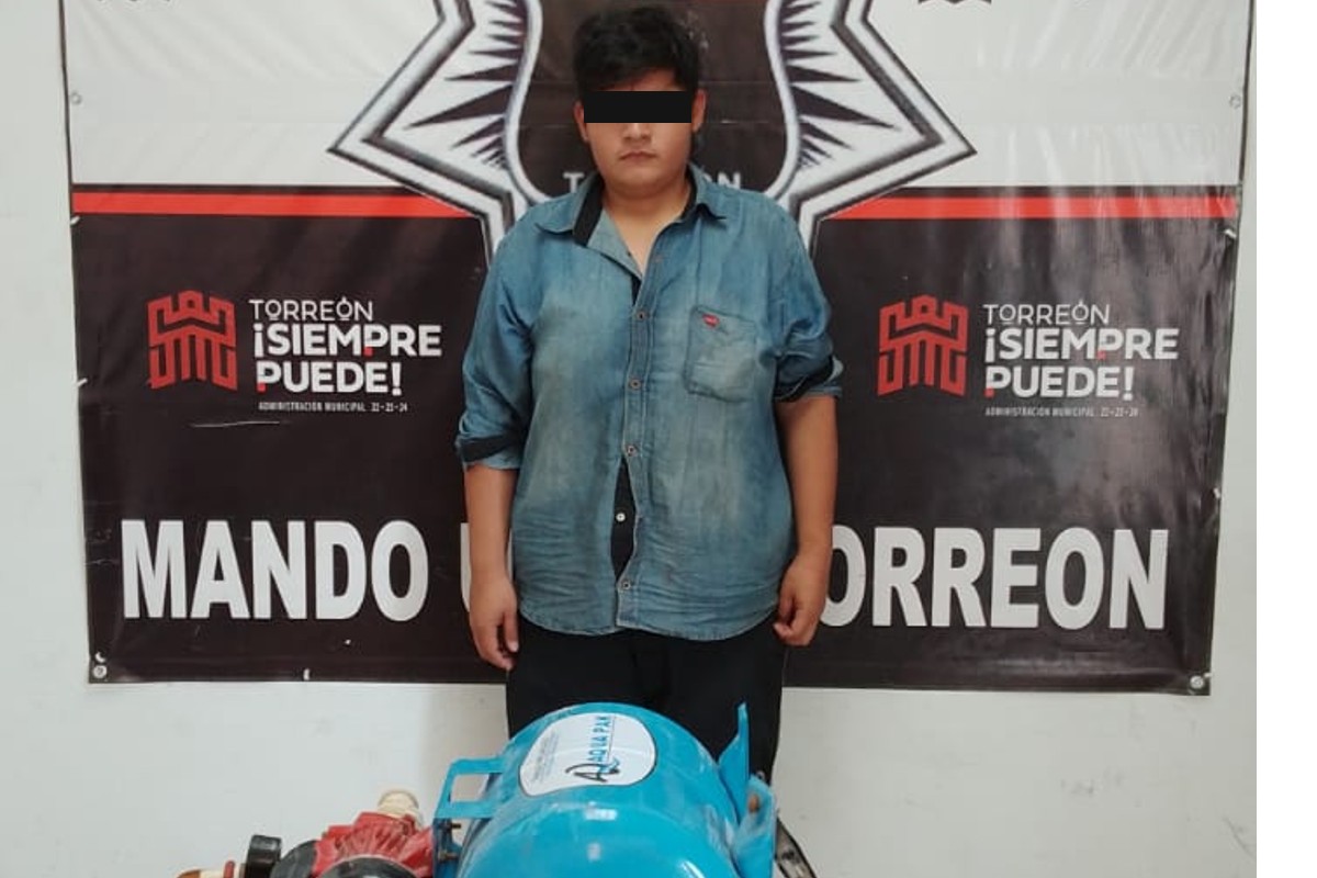 Detienen a hombre por robar un tanque de hidroneumático azul y una bomba de agua roja. (Especial)