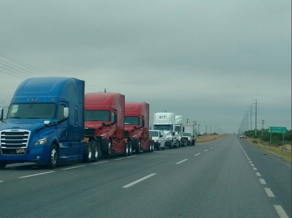Emite recomendaciones conductor de tráiler para evitar accidentes carreteros (Archivo)