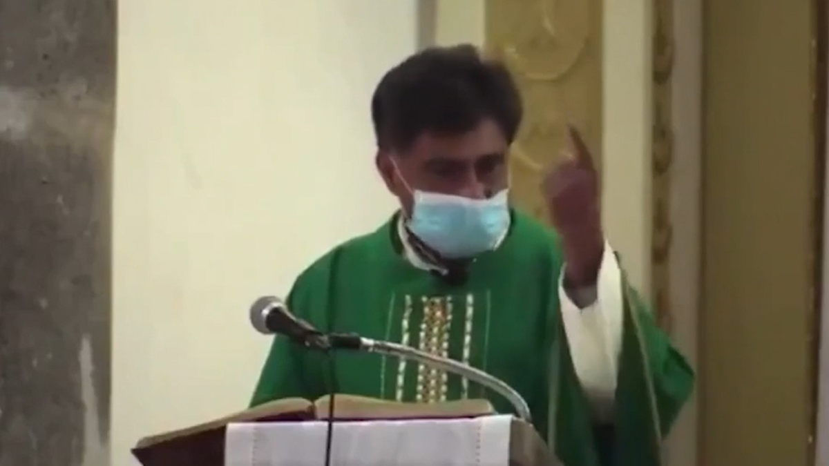 Sacerdote hace comentario homofóbico en misa en Puebla