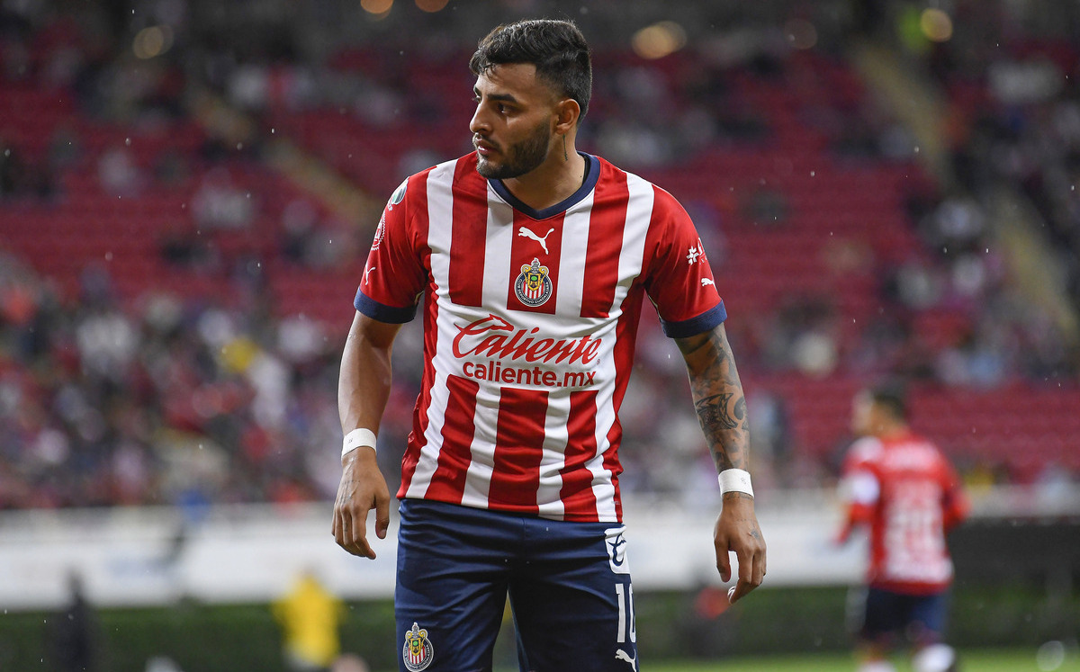 Alexis Vega falla penal con Chivas