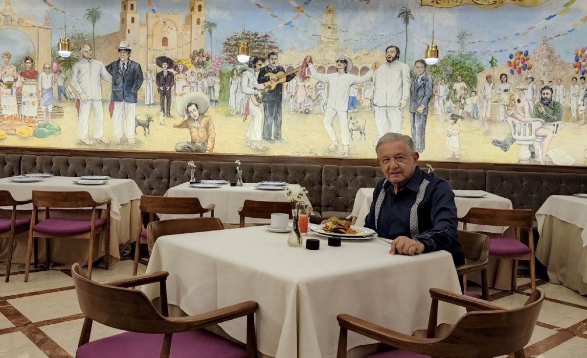 AMLO publicó una foto de él desayunando en el hotel. | Twitter @lopezobrador_
