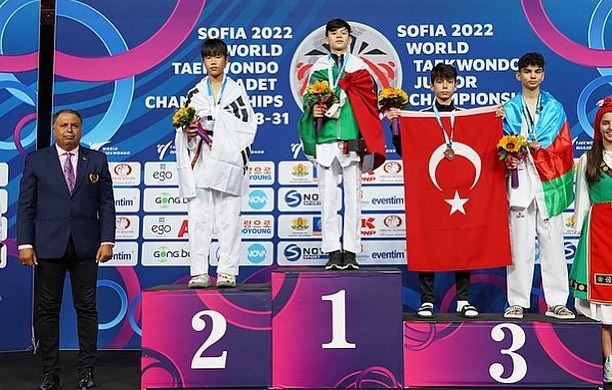 Axel Vázquez se cuelga la medalla de oro en Bulgaria