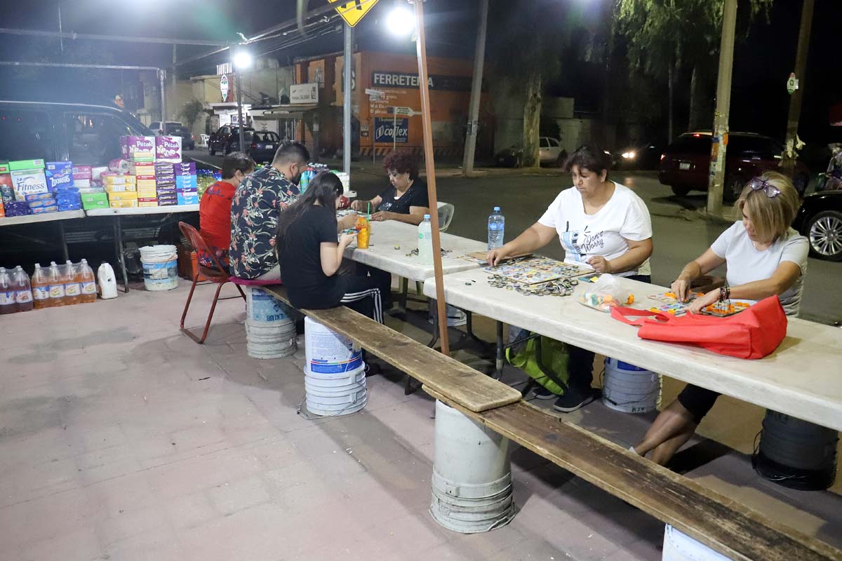 Existen varios grupos de personas que se reúnen en ciertos puntos de esta ciudad para jugar a la tradicional lotería. (Rolando Riestra)