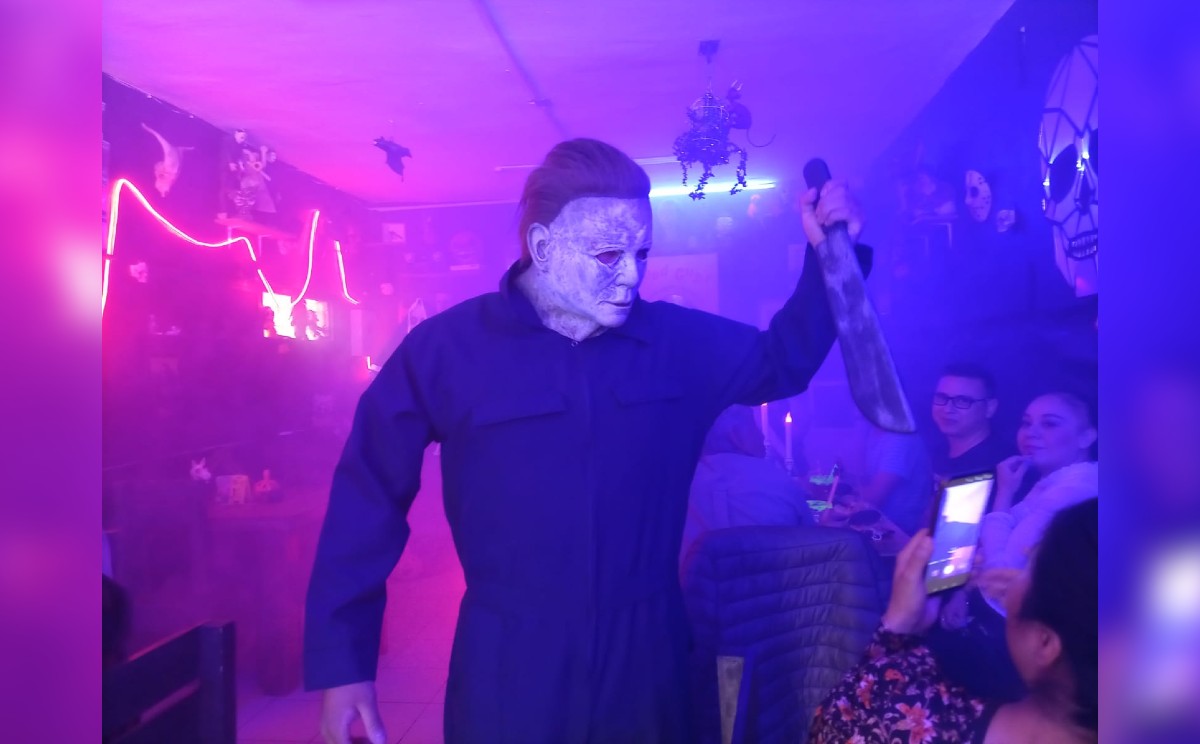 "Michael Myers camina entre los comensales" | José Solorzano.