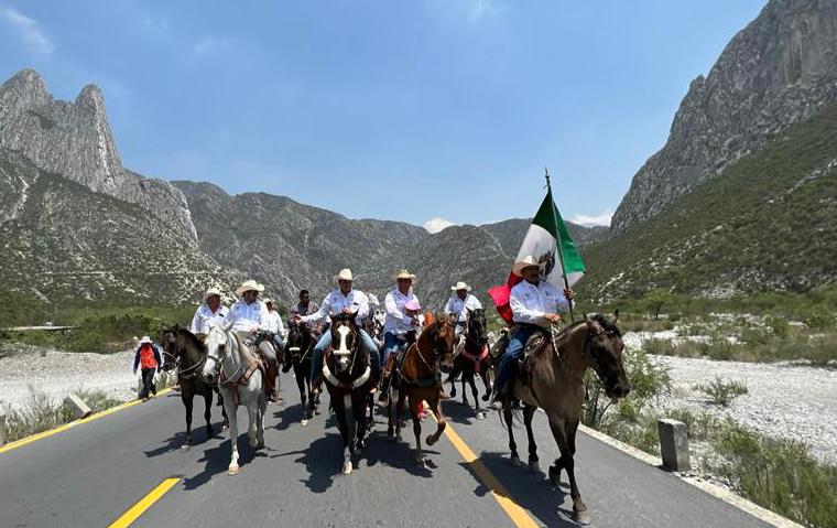 La Gran Cabalgata Santa Catarina partió de la entrada de La Huasteca hacia su interior. Foto: Especial