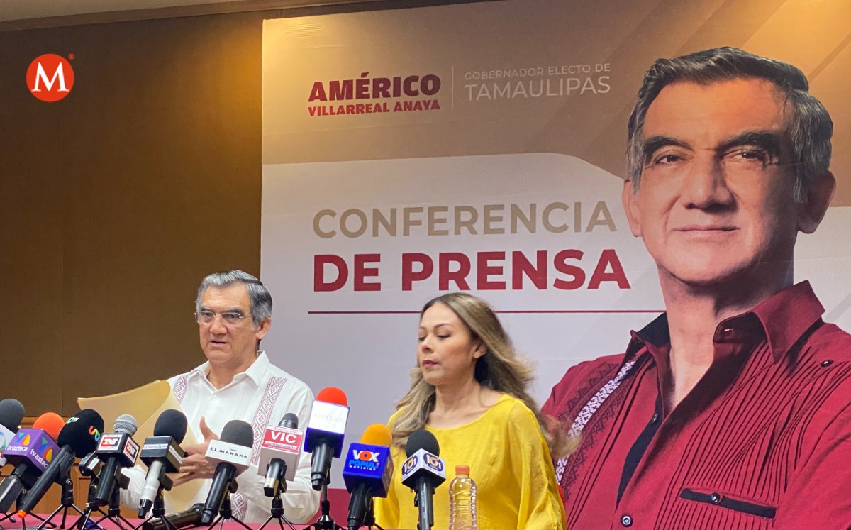 Américo Villarreal da rueda de prensa acompañado de su asesora legal Tania Gisela Contreras López. (Antonio Hernández)